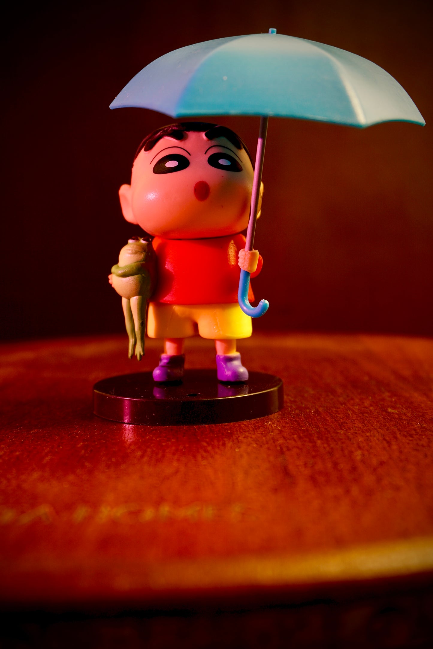 Shinchan with blue umbrella